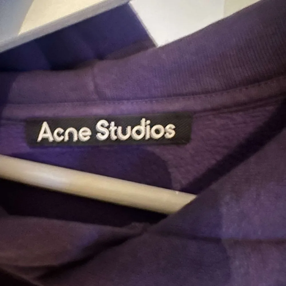 Lila Acne Studios Hoodie i storlek XS, men passar även S. Priset är ej hugget i sten! Tveka inte på att skriva om ni har några frågor!. Hoodies.