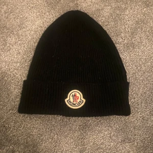 Moncler mössa - Moncler mössa köpt här på plick! Knappt använd, nypris 2400kr.