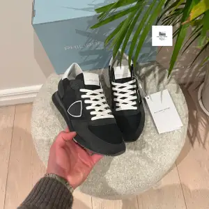 Philippe model trainers | Skick: 10/10 (HELT SPLITTER NYA) | EU 40 (fits 40-41) | Box medföljer | Pris - 2299kr | Fraktar via postnord eller instabox på köparens bekostnad | Hör av dig vid minsta fråga eller fundering! 