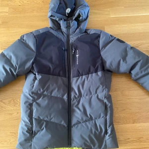 Sail racing jacka - En Sail racing Vinterjacka perfekt inför kommande kylan❄️. Storlek M. Har synlig skick på använding som även framkommer på bilderna.  