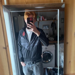 Ac milan tröja - Ac milan kofta från säsongen 22/23 Använd fåtal gånger Säljer pga den är för liten för mig Om ni har frågor är det bara att höra av sig Obs priset är inte hugget i sten