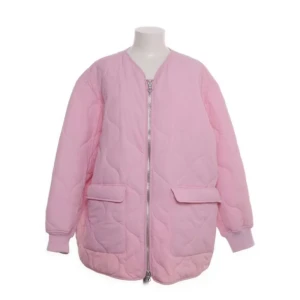 Rosa jacka  - Super fin rosa oversized jacka från weekday! Säljer då den inte kommer att komma till användning. Storlek M men passar nog allt från xs-L beroende på hur man vill ha den!!🌸
