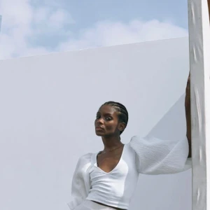 Vit blus med puffärmar - Säljer en elegant vit blus med puffiga långa ärmar och en v-ringad design. Perfekt för både fest och vardag. Blusen har en stilren look och är gjord i ett lätt och luftigt material. Passar bra till både jeans och kjol för en chic outfit.