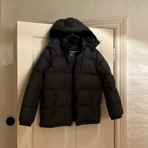 Polo Ralph Lauren Jacka - Superfin Polo Ralph Lauren jacka i junior storlek xl(18-20) vilket motsvarar XS-S i vuxen. Unik grå färg med blå detaljer. I mycket fint skick. Modellen heter El Cap. Nypris ca 3000, mitt pris: 1500