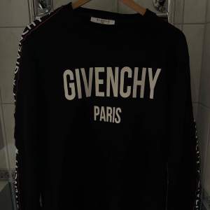 Givenchy långärmad tröja Står ej storlek, no size, men funkar för dig som har S