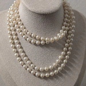 Elegant pärlhalsband i flera rader - Supervackert pärlhalsband med flera rader av skimrande vita pärlor.Halsbandet har en tidlös design.I begagnat skick.postar inom tre dagar efter köpet 