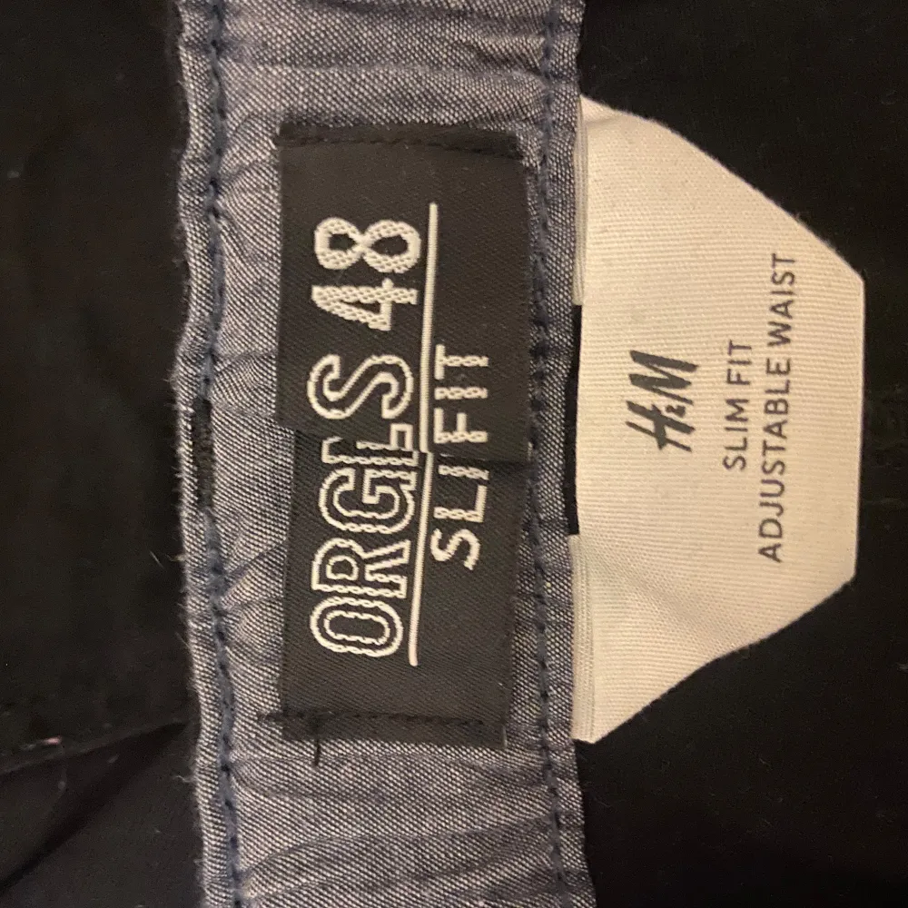 Säljer ett par svarta slim fit byxor från H&M i storlek EUR 164. De har justerbar midja för perfekt passform. Perfekta för både vardag och fest! 🖤. Jeans & Byxor.