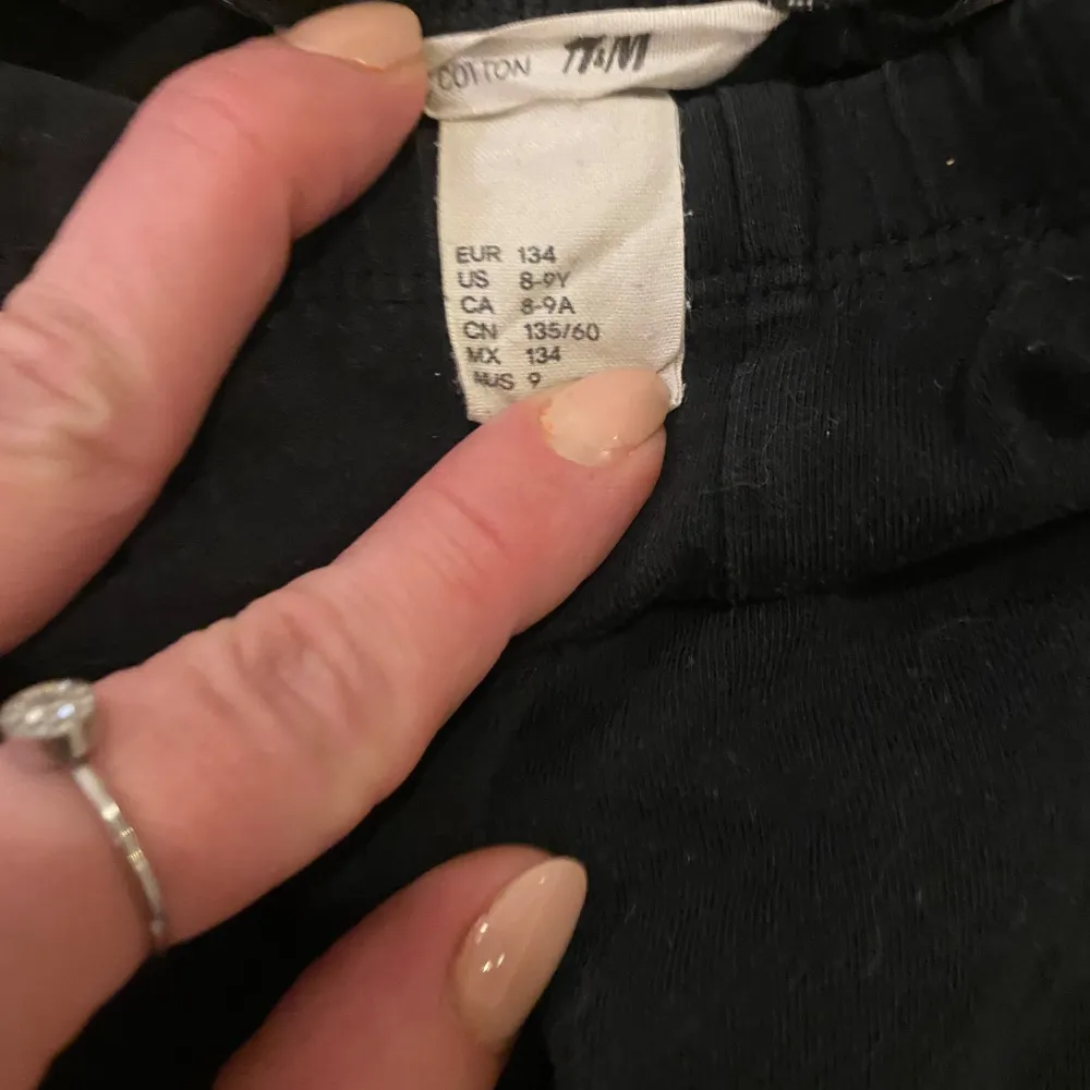 Säljer ett par svarta leggings från H&M i storlek 134. 3/4. De är gjorda i mjuk bomull och har en elastisk midja för bekväm passform. Perfekta för vardagsbruk eller som ett basplagg i garderoben. 🖤. Jeans & Byxor.