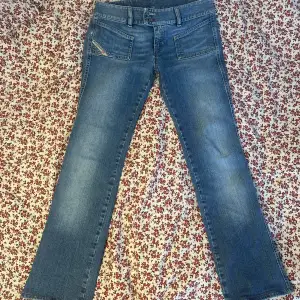 Eftertraktade snygga deisel jeans, äldre modell, super skick. Snygg design både fram och bak 38cm midja 95cm längd