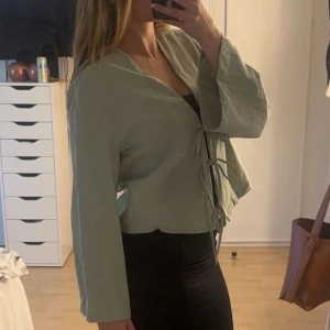 Grön blus  - Ljusgrön blus i nästan lite linne material, superbra skick! Pistache/olivgrön