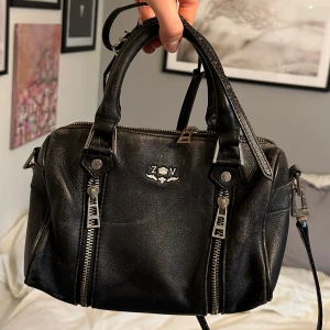 Zadigväska - Säljer min favoritväska som tyvärr inte kommer till användning längre. Ganska sliten därav priset. Köpte här på plick för något år sen för 1500kr.