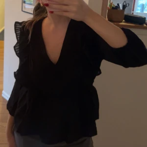Topp från Only - Säljer denna topp från only då den inte kommer till användning! Storlek S