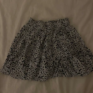 Kjol  - Snygg kjol som är för liten. Säljer för 90kr i storlek XS + du betalar för frakten. 💗