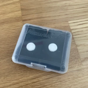 Sea-band (armband mot illamående) - Sea-Band är ett armband som används mot illamående vid graviditet och åksjuka. Fungerar genom att en platskula trycker ner och stimulerar en akupressurpunkt, P6, som sitter på underarmens insida. Effekten kommer efter några minuter och kan användas så ofta det behövs. Armbandet är tillverkat i ett elastiskt textilmaterial och passar både till barn och vuxna🥰❤️skriv för fler frågor eller bilder