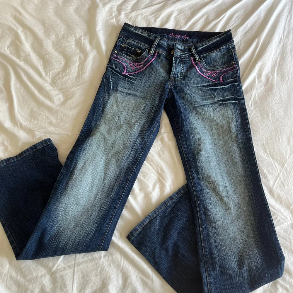 Lågmidjade jeans från Crazy Age i storlek s midjemått rakt över: 38cm innerben: 83cm 💓💓 jag är 165cm och dom är långa på mig (går såklart att sy in). Jeans & Byxor.