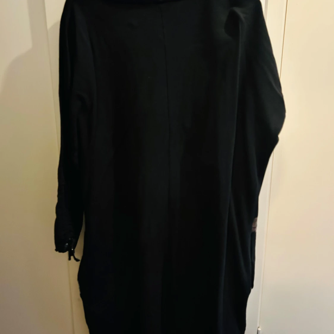 Svart klänning med silverdetaljer från Rainbow - 90