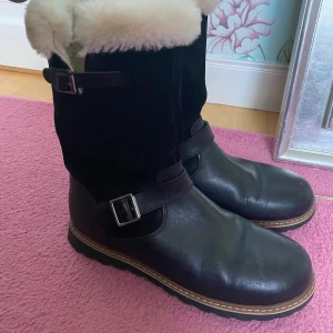 Svarta Vinterkängor Med Spänne - svara vinterkängor med spännen och vit fluffig insida. jätte varma och sköna. köpta på zalando. pris går att diskutera💕