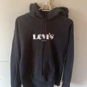 levis hoodie - bra skick 