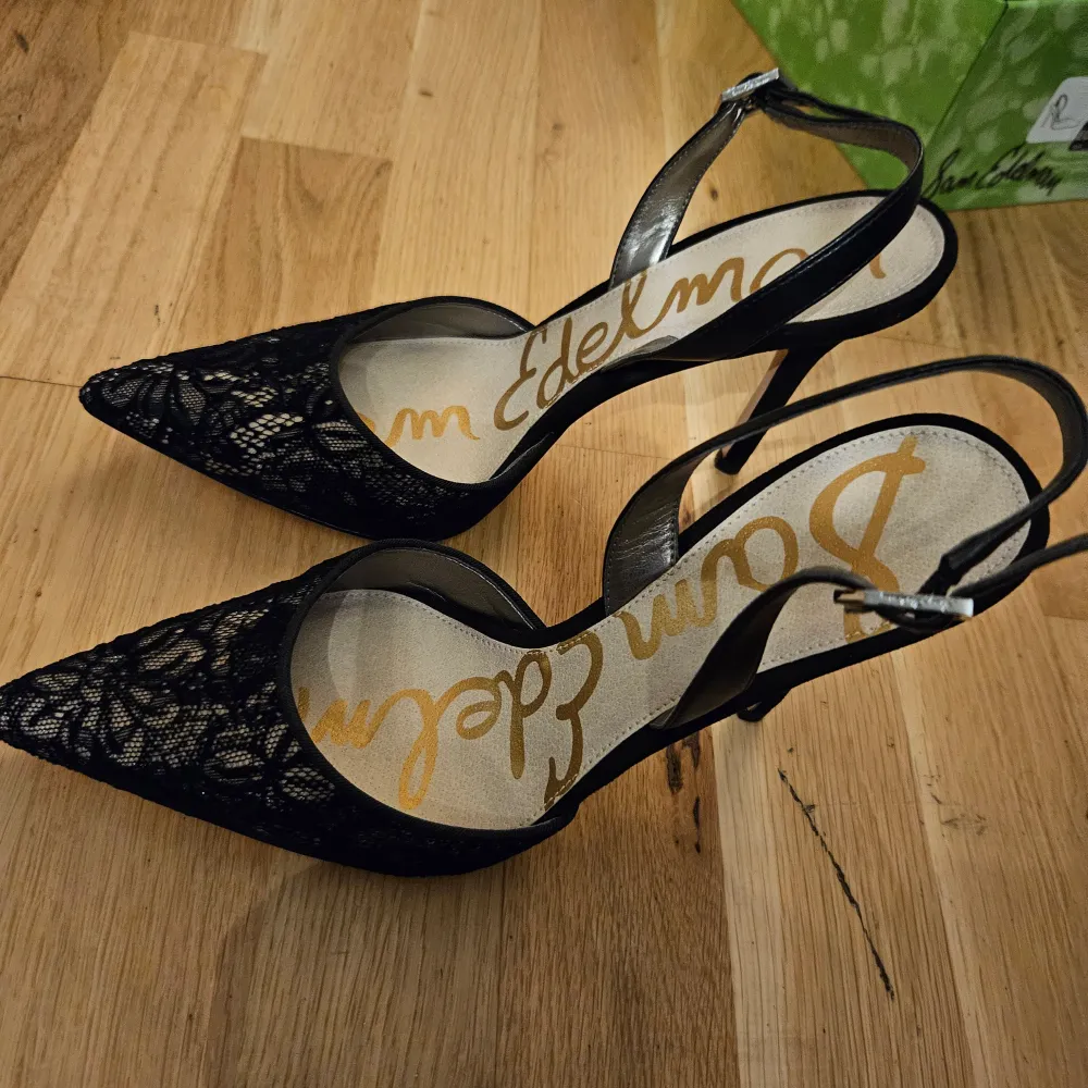 Säljer ett par eleganta svarta pumps från Sam Edelman i mycket bra skick. Skorna har en spetsig tå och är täckta med vacker spets. Perfekta för festliga tillfällen eller en utekväll. Klackarna ger en snygg siluett och de är bekväma att bära hela kvällen. Endast använda en gång. Storlek 39, som nya. . Skor.