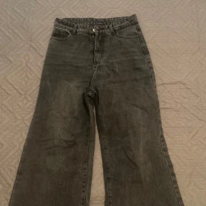 Svarta jeans med stjärnor - Säljer ett par svarta jeans med coola vita stjärnor på baksidan. De har en loose passform och är högmidjade, vilket ger en avslappnad och trendig look. Perfekta för höst och vår! 🖤✨