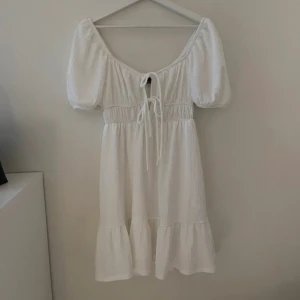 Vit klänning - Vit klänning från Gina i nyskick. Skriv för fler bilder. 🥰