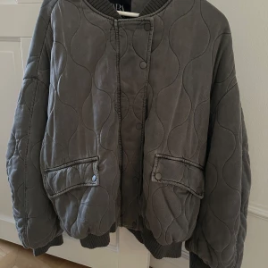 Zara vår jacka - Super snygg jacka från Zara! Perfekt att ha som vår jacka, den är i storlek XL. Jag är 173cm & på mig som brukar ha S är den stor. Inga tydliga tecken på användning, hör av er vid mer frågor 💗Obs kommer inte sänka priset mer 😊
