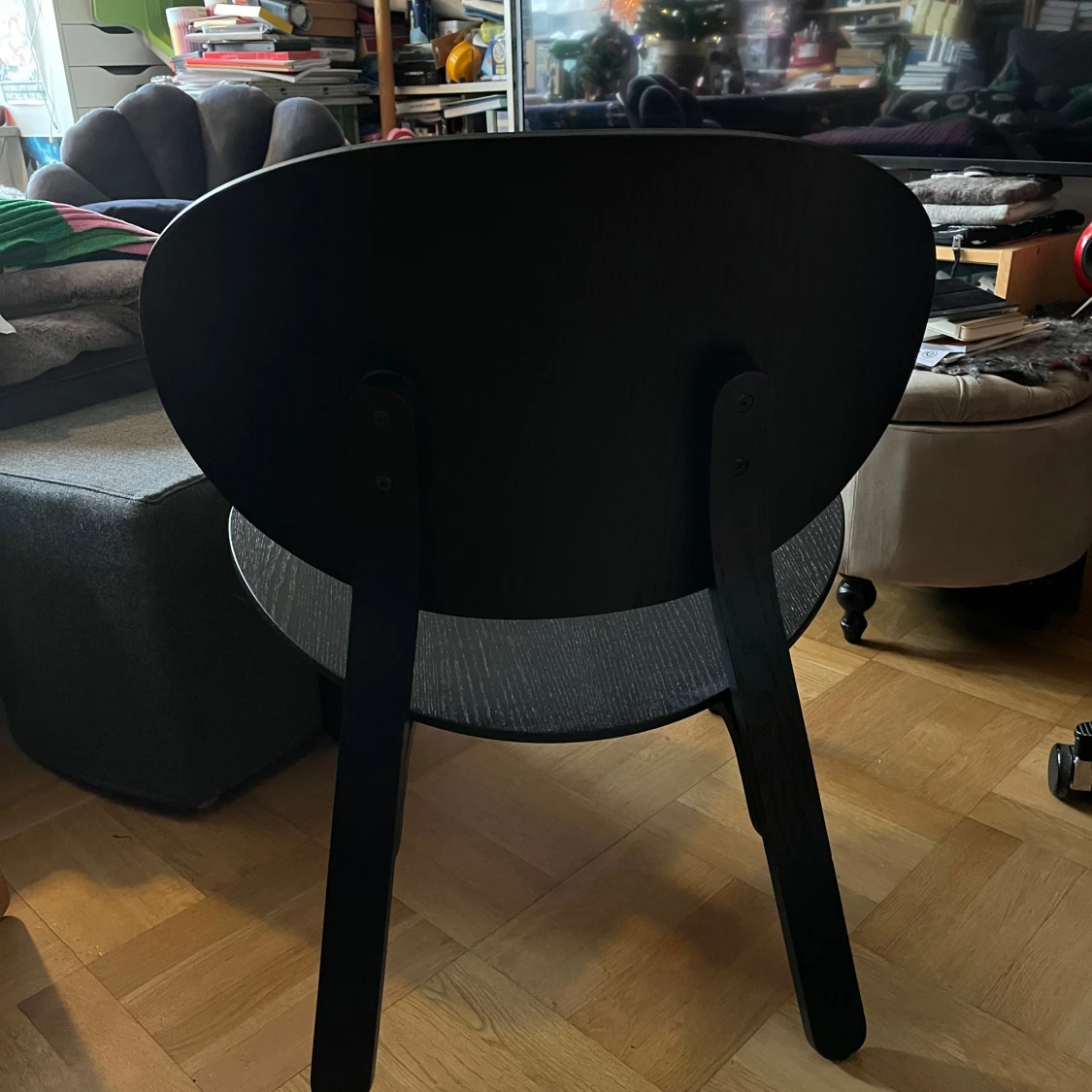 Svart stol med oval rygg och sits - 90