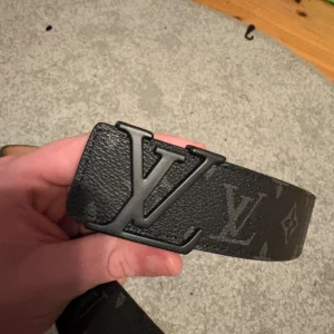 Bälte - Helt nytt. Längd: 110cm. Skriv om ni har frågor.