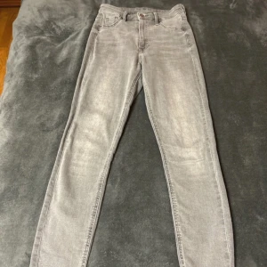 Grå skinny jeansbyxor - Snygga skinny grå jeansbyxor, använd endast 3 gånger, ser ut som nya.