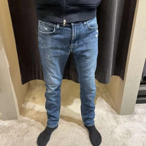 Lee jeans med slitningar - Nu säljer vi våra feta Lee jeans med coola slitningar. De har inga defekter. Modell Luke och storlek 30/30.