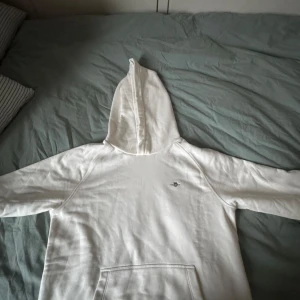 Vit hoodie från GANT - Snygg tröja från GANT🙌🏽 Helt ny.  Passar någon som är ungefär någon som är mellan 165-175.