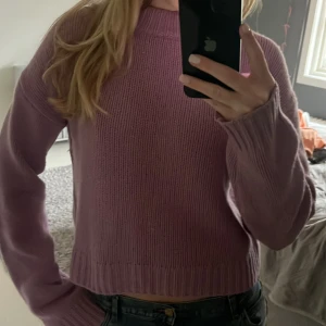 Lila stickad tröja - Snygg stickad tröja från Filippa K. Köpte för runt 1000kr 