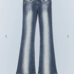 Weekday Jeans - Snygga blå bootcut jeans från cheap Monday med en cool tvättad look. Märket är cheap Monday men köpta på weekday! Helt slutsålda i alla färger och storlekar. Skulle även kunna tänka mig att byta mot vilken färg som helst i samma modell i mindre storlekar. Fick dessa byxor i julklapp men de var tyvärr förstora och därav säljer jag de, de lite långa för mig som är 158 men främst så sitter de lite löst på mig. 🫶🏼🥰kontakta gärna vid intresse eller frågor!