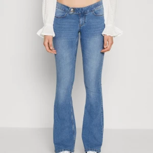 Blå bootcut jeans - Jätte snygga blå bootcut jeans med låg midja från vero Moda. Perfekta vardags jeans. De kommer inte till användning så därför säljer jag de och de är i mycket bra skick. De har varit slutsålda ett väldigt långt tag.