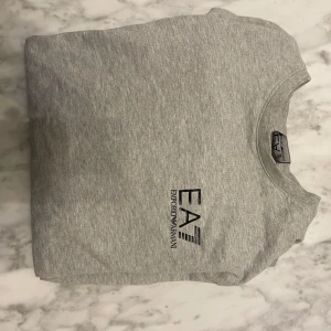 Äkta EA7 Armani tröja  - Snygg grå tröja ifrån Emporio Armani med EA7-logga på bröstet. Storlek medium bra skick 
