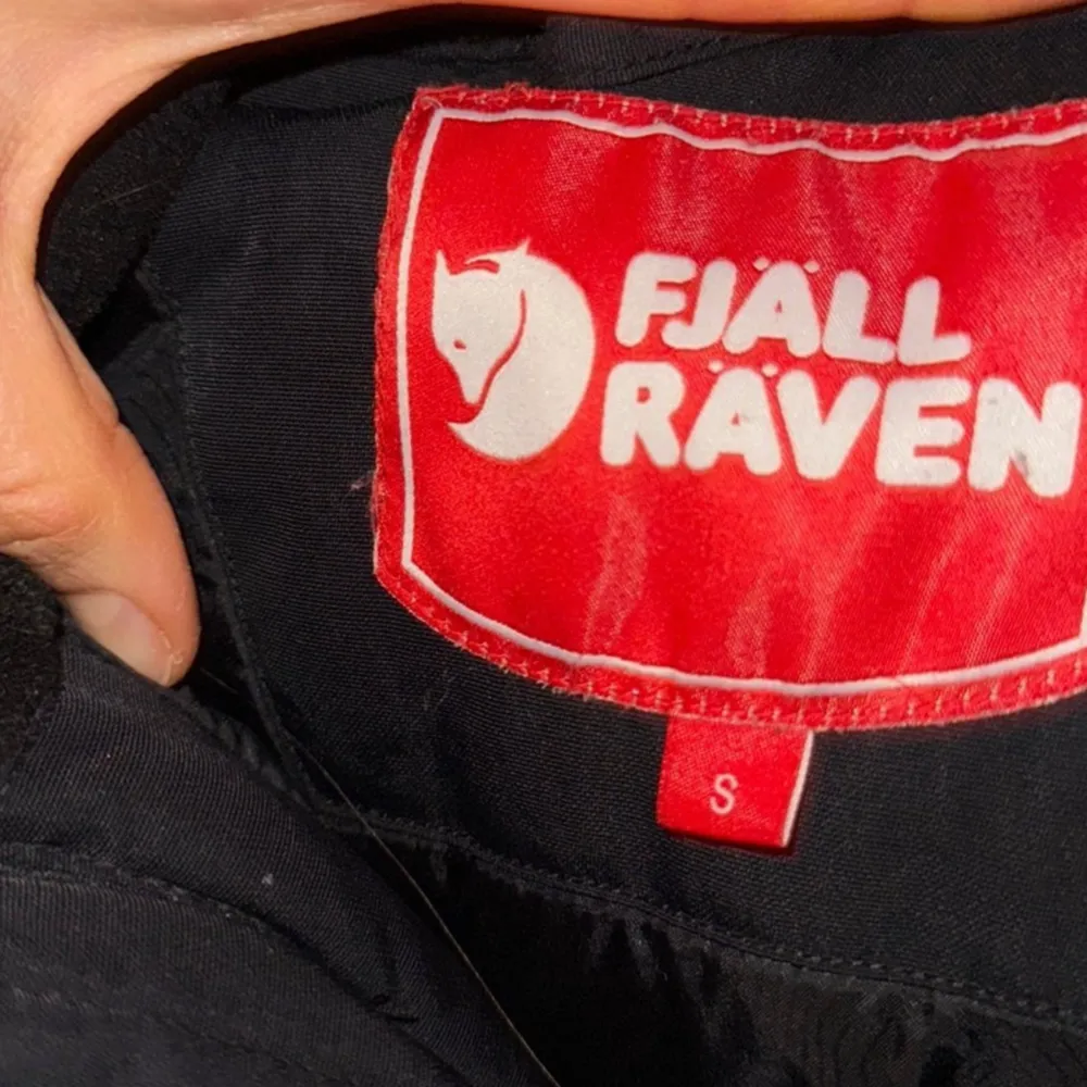 Säljer en fjällräven jacka för betydligt mindre peng än vad den var köpt för! Har överskott av jackor och därmed rensat, jackan är i fint skick, inga tecken på användning så som slitage, fläckar etc. Nyskick! Den är svart och har en avtagbar huva, riktigt varm också då den är fodrad med äkta dun! Fjällräven är ett svenskt kvalitetsmärke så detta är en jacka som håller länge och många kalla vintrar! Jackan har flera fickor, även innerfack. Kan mötas upp eller skicka, du avgör!. Takit.