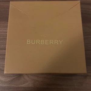  Burberry bälte - Säljer ett stilrent Burberry bälte med klassiskt rutigt mönster. Bältet är i skinn och kommer i paket med dustbag. Perfekt för att ge en lyxig touch till din outfit.