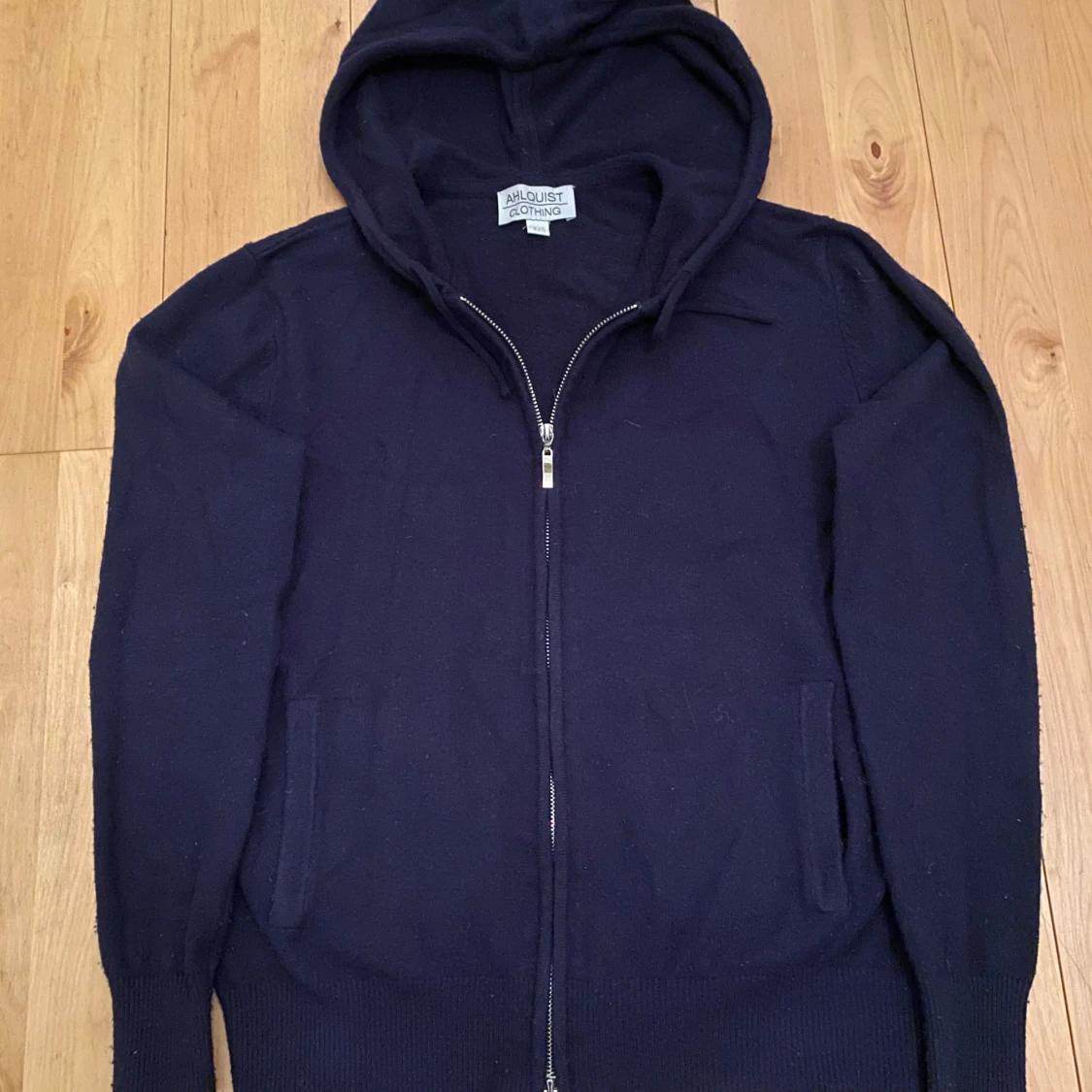 Mörkblå hoodie från Ahlquist Clothing