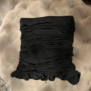 Kjol - Superfin kjol med rynk på sidorna! Storlek M men passar också S! Från NAKD! Använt väldigt få gånger så den är i superfint skick! ❤️