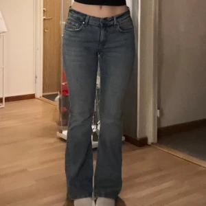 Blå bootcut jeans från Gina Tricot - Snygga blå bootcut jeans från Gina Tricot. De har en klassisk femficksdesign och är tillverkade i ett bekvämt denimtyg. Perfekta för en stilren look. Pris kan diskuteras 🫶🏼
