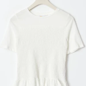 Vit kortärmad topp - Säljer en stilren vit topp med korta ärmar och en subtil textur. Perfekt för en minimalistisk look. I barn storlek 164 men passar mig som 168 men hade passat någon som är både kortare och längre. Ni kan buda vad ni kan ge för den. Köpt för 220 och alla nästan alla storlekar är slut. använd 1 gång.