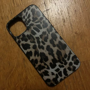 Leopardmönstrat mobilskal - Snyggt leopardmönstrat mobilskal som ger din telefon en trendig look. Perfekt för att skydda din mobil med stil.
