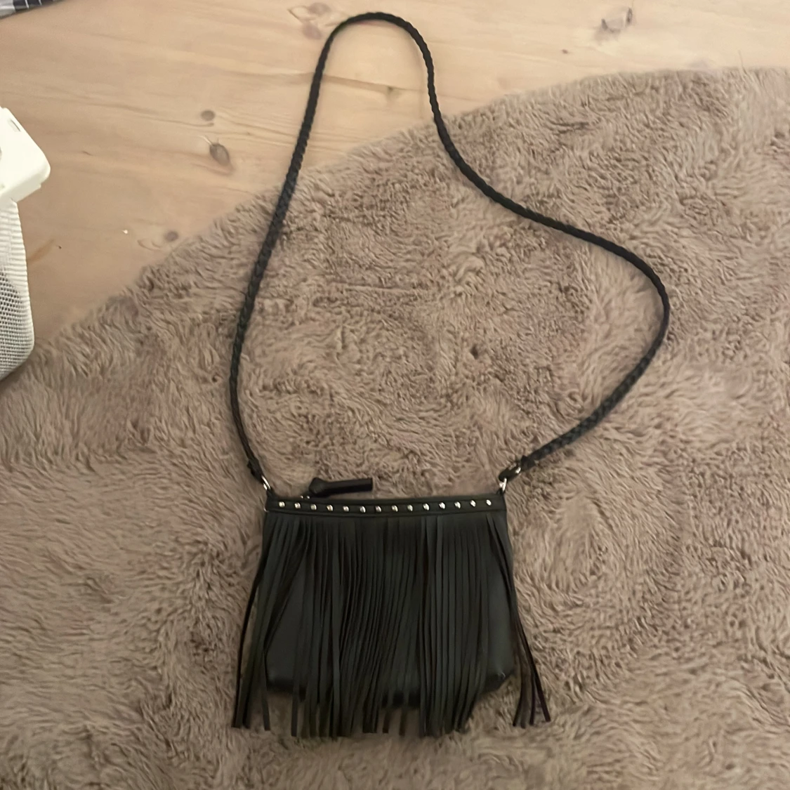 Svart axelväska med fransar - 90