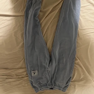 Blåa mjukisbyxor från Jordan - Säljer mina Blåa Jordan byxor. 