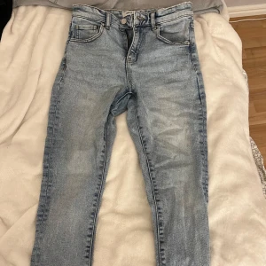 Jeans - Raka jeans från ellos, ej kommit till användning