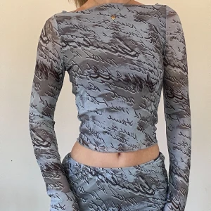 Motel rocks långärmad topp och kjol - Snyggt motel rocks set med långärmad topp och matchande kjol, knappt använt