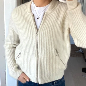 Vit stickad kofta dragkedja  - Kofta från and other stories. 32% mohair 32% ull. Lurvig och skön! Storlek xs men passar en s! 