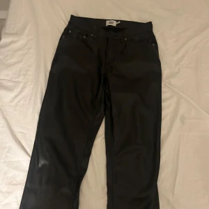 Svarta byxor från Lager 157 - Snygga svarta byxor från märket lager 157. De har en klassisk design med fickor  och knappgylf. Perfekta för en stilren look. Kostade 400 i ny köp men säljer för 350  (går att diskutera)