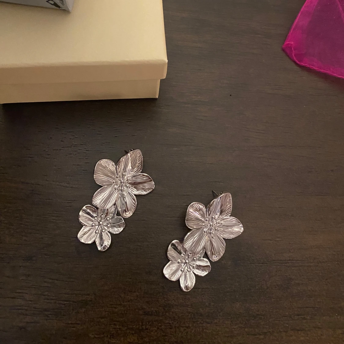 Silverfärgade blommiga örhängen - 90