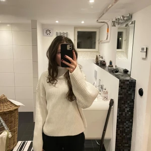 Vit ribbad polotröja från hm - Säljer en stilren vit ribbad polotröja med långa ärmar. Tröjan har sällan blivit använd. Originalpriset låg på 250kr